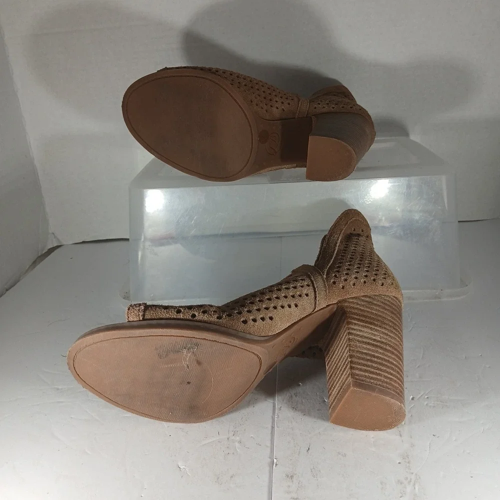 Lucky Brand Larise Booties 6M Tan Suede Perforated Peep Toe Block Heel Boho Chic